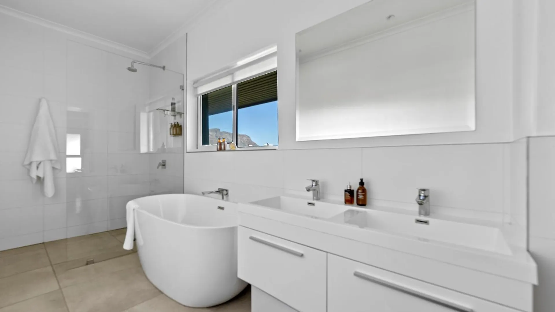 New! Kinvara Villa With Pool, Gym & Lion'S Head View Cape Town